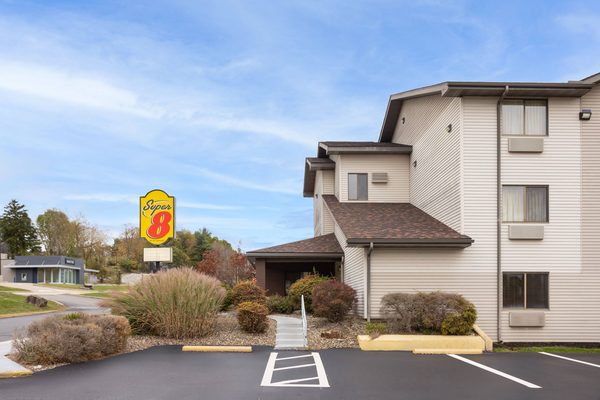 Super 8 by Wyndham New Stanton — Property