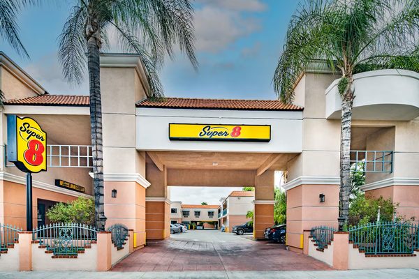 Super 8 by Wyndham North Hollywood Los Angeles California — Property