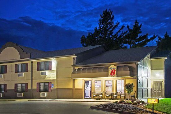 Super 8 by Wyndham Pella — Property