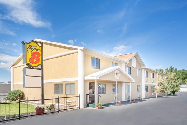 Super 8 by Wyndham Riverton — Property