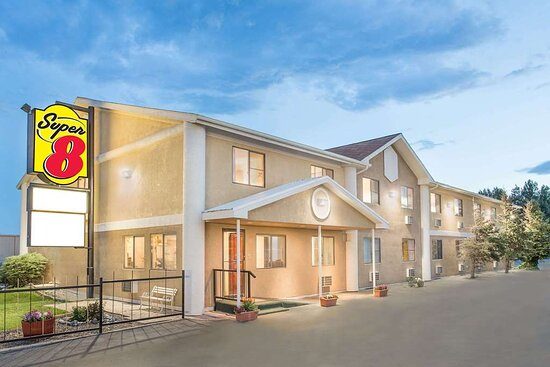 Super 8 by Wyndham Riverton — Property