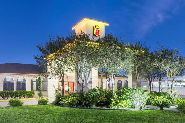 Super 8 by Wyndham San Antonio at I 10 — Property