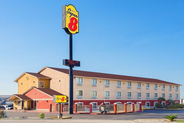 Super 8 by Wyndham San Antonio at I 10 — Property