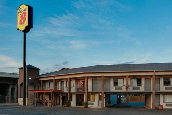 Super 8 by Wyndham San Antonio Downtown Museum Reach — Property