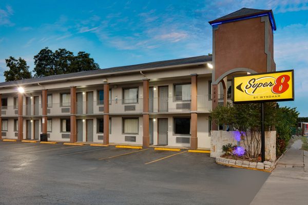 Super 8 by Wyndham San Antonio Downtown NE — Property