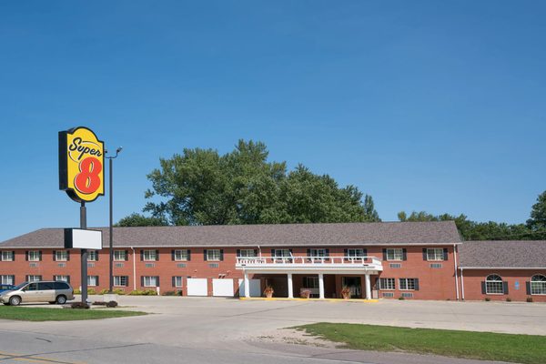 Super 8 by Wyndham Sheldon Sheldon Iowa — Property