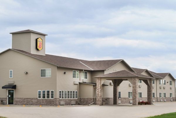 Super 8 by Wyndham Sheldon Sheldon Iowa — Property