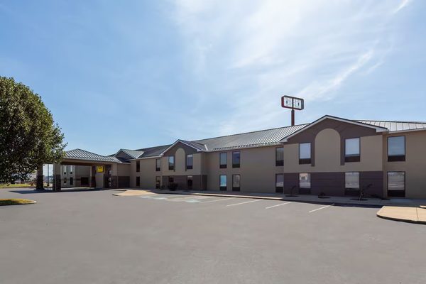 Super 8 by Wyndham Shepherdsville — Property