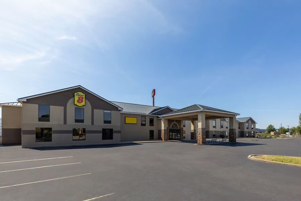 Super 8 by Wyndham Shepherdsville — Property