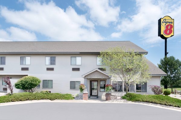 Super 8 by Wyndham Sparta — Property