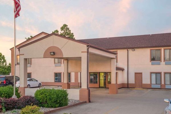 Super 8 by Wyndham Vincennes Vincennes Indiana — Property