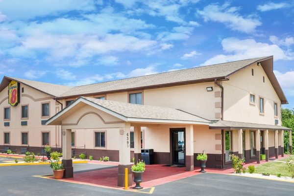 Super 8 by Wyndham Warrensburg — Property