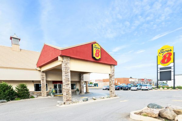 Super 8 by Wyndham Waterloo — Property