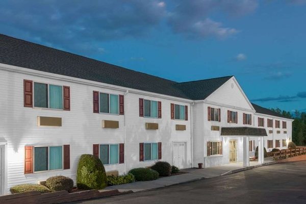 Super 8 by Wyndham Webster Rochester — Property