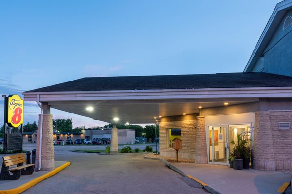 Super 8 by Wyndham West Plains — Property