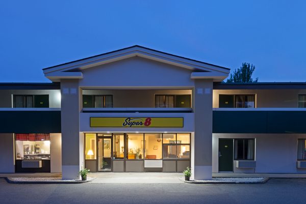 Super 8 by Wyndham White River Junction — Property
