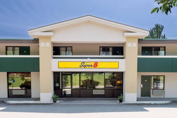 Super 8 by Wyndham White River Junction — Property