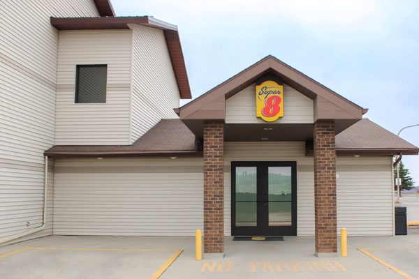 Super 8 by Wyndham Williston ND — Property