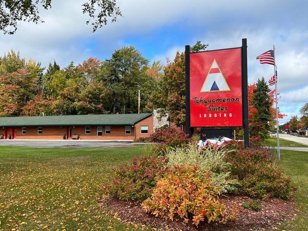 Tahquamenon Suites Lodging — Property