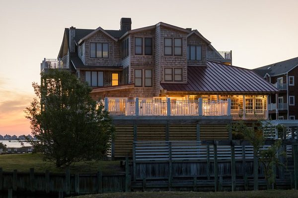The Burrus House Inn Waterfront Suites — Property