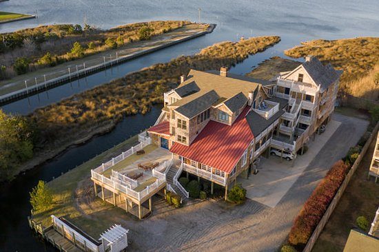 The Burrus House Inn Waterfront Suites — Property
