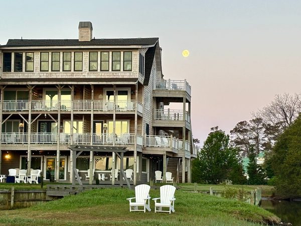 The Burrus House Inn Waterfront Suites — Property