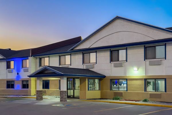 Travelodge by Wyndham Fargo West Acres — Property