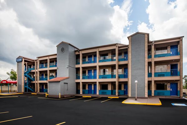 Travelodge by Wyndham Houston Hobby Airport — Property