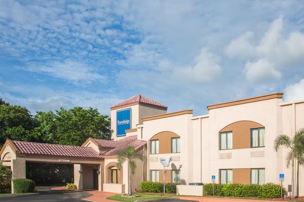 Travelodge Fort Myers North North Fort Myers Florida — Property