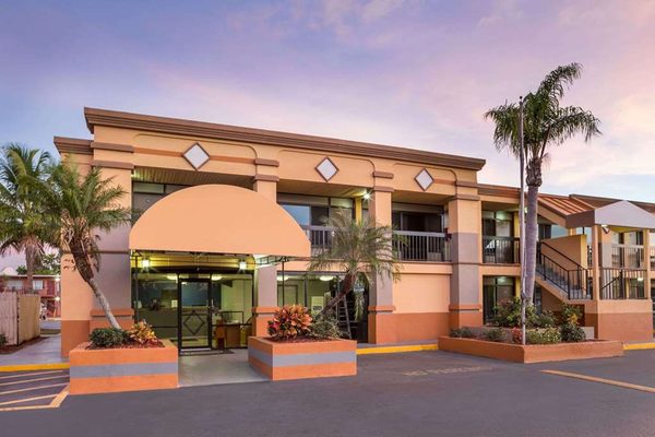 Travelodge Fort Myers North North Fort Myers Florida — Property