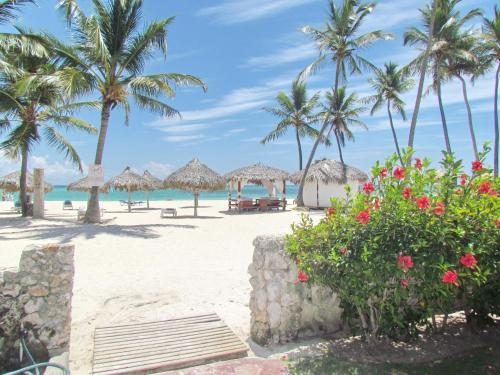 TROPICANA DELUXE BEACH CLUB SPA — Property