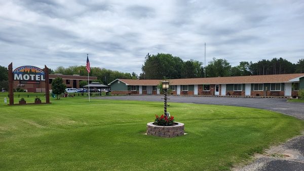 Tween The Lakes Motel — Property