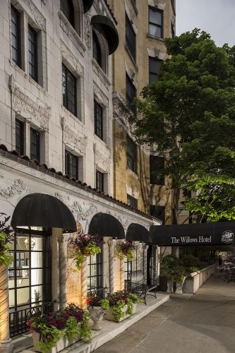 Willows Hotel Chicago Chicago Illinois — Property