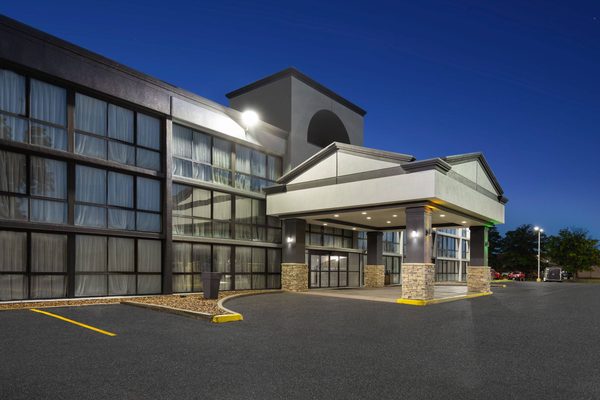 Wingate by Wyndham Kansas City Northeast — Property