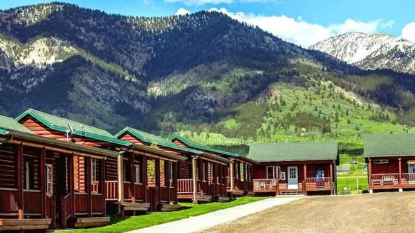 Wolf Den Log Cabin Motel RV Park — Property