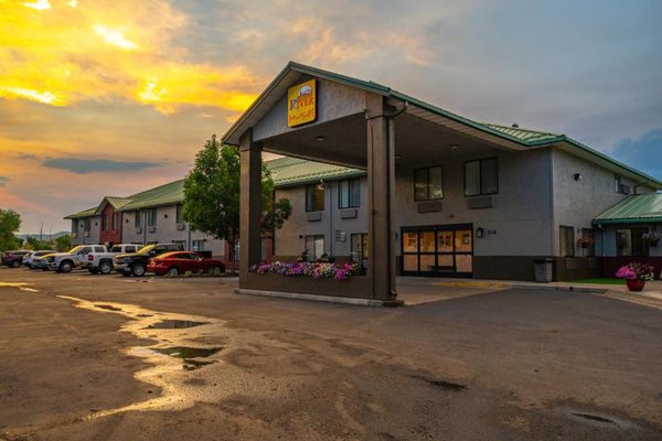 Yellowstone River Inn Suites — Property