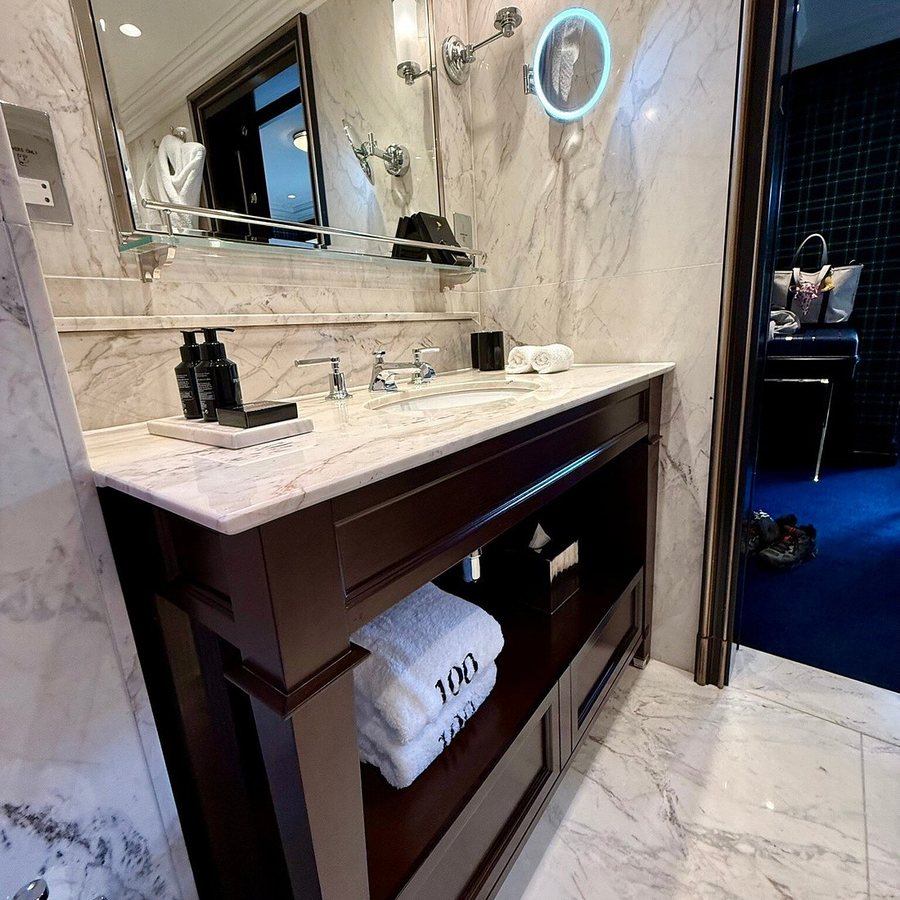 100 Princes Street Edinburgh — Bathroom