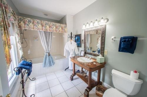 1001 Nights Historic Bed And Breakfast Adults Only — Bathroom