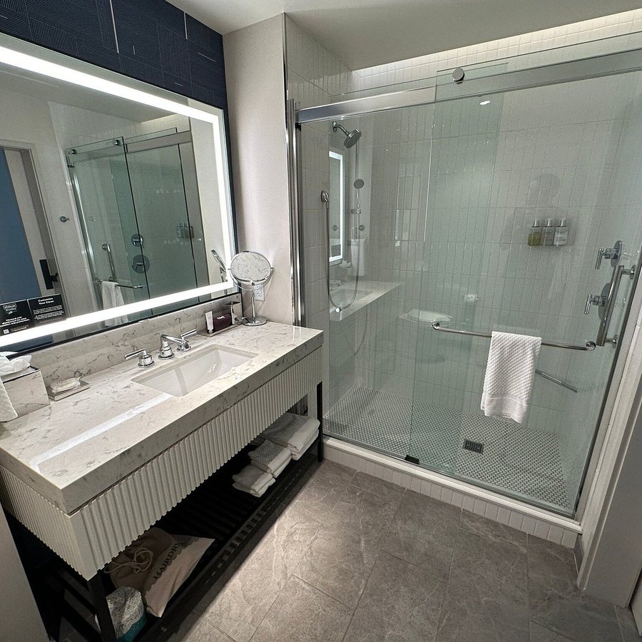 106 Jefferson Huntsville Curio Collection by Hilton — Bathroom