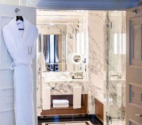 11 Cadogan Gardens — Bathroom