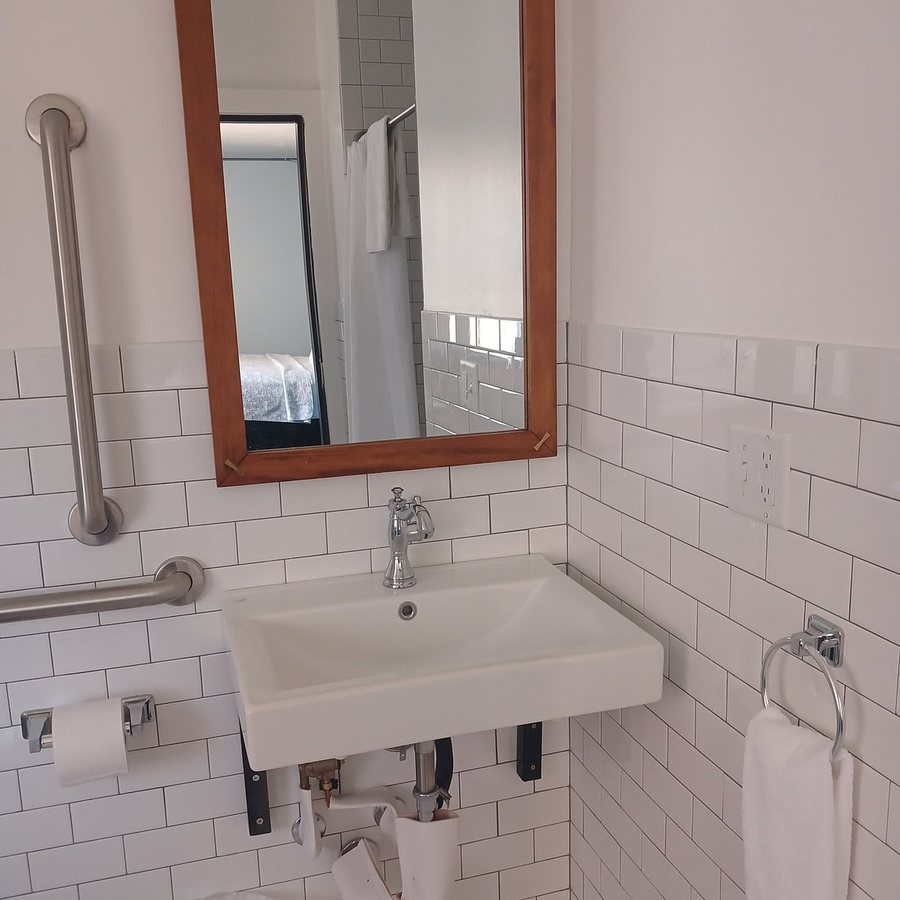 11th Avenue Hostel — Bathroom