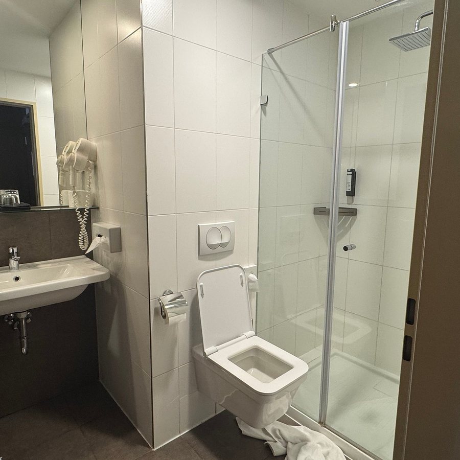 12 Revay Hotel — Bathroom