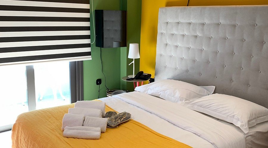 14 Reasons Why — Guest room