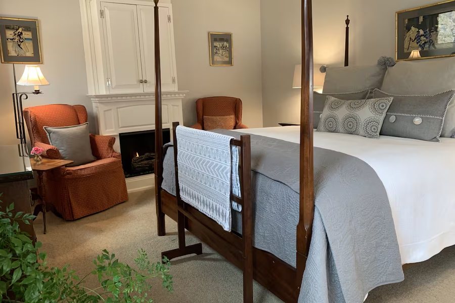 1795 Acorn Inn Bed and Breakfast — Guest room