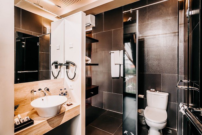 18 Suite Villa Kuta — Bathroom