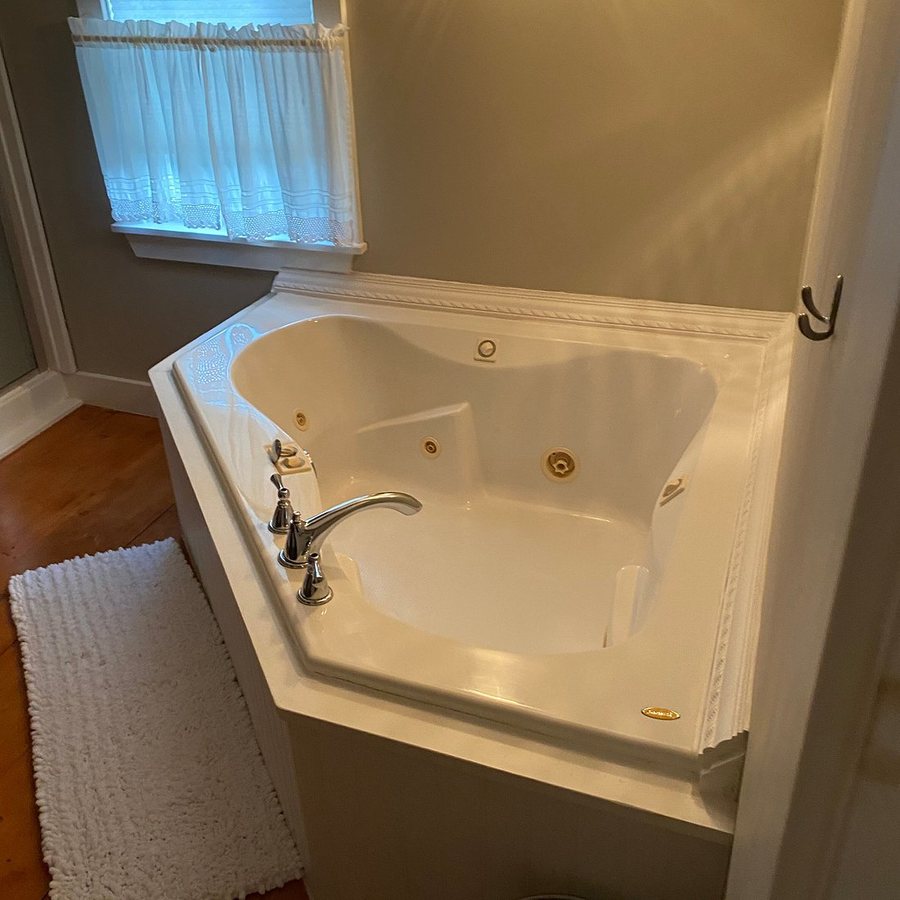 1810 House Bed Breakfast — Bathroom