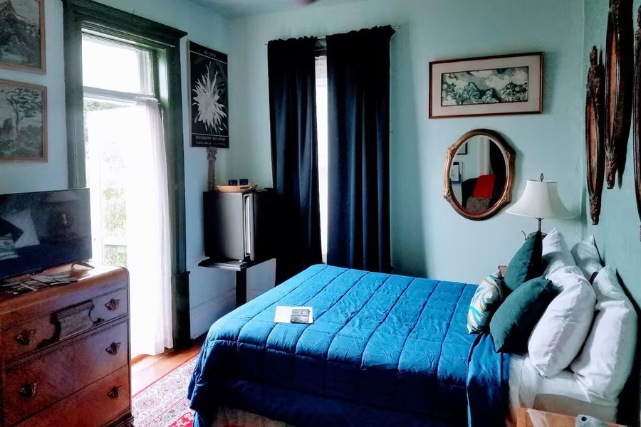 1812 Overture B B — Guest room