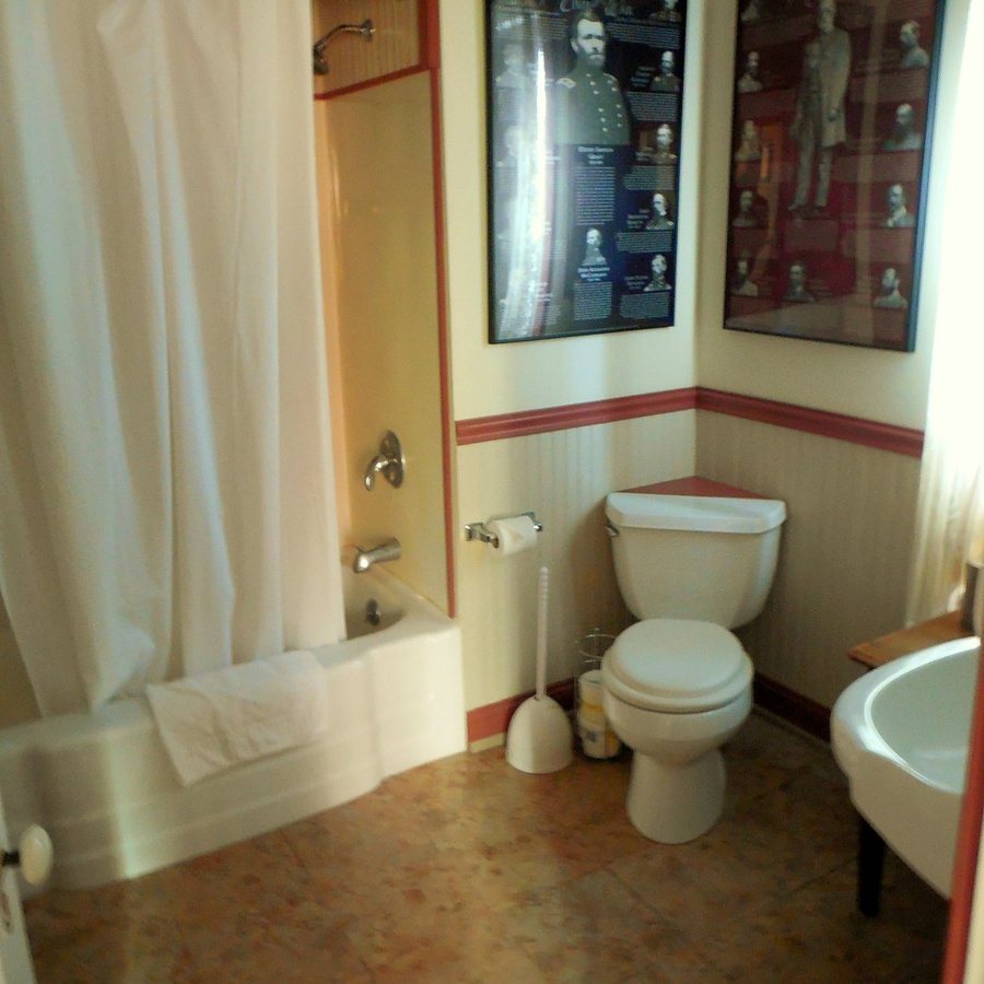 1840 Tucker House Bed and Breakfast — Bathroom