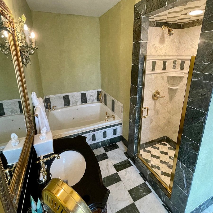 1840s Carrollton Inn — Bathroom