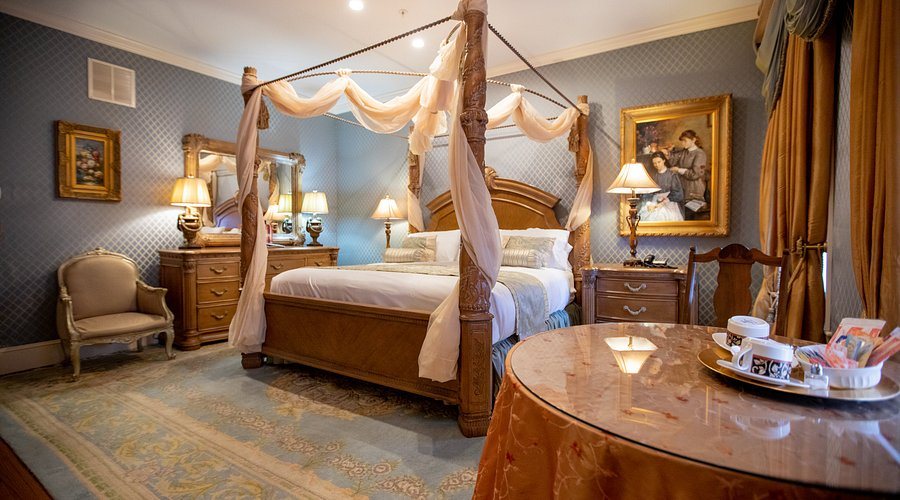 1840s Carrollton Inn — Guest room